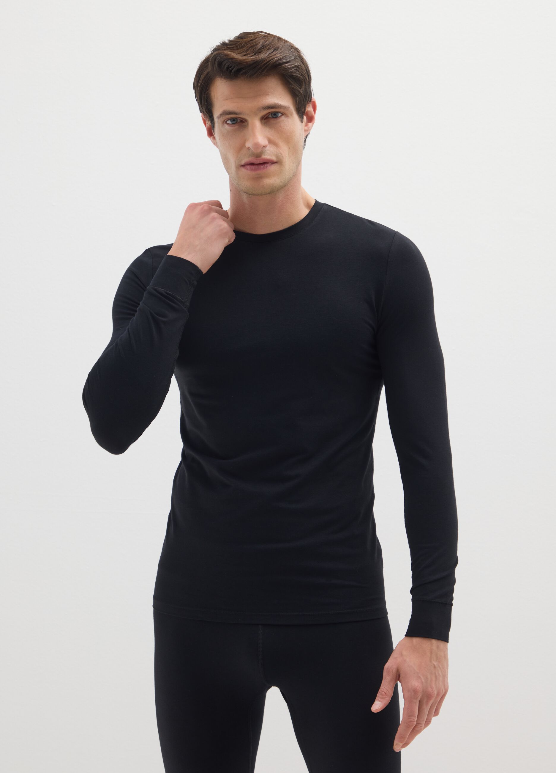 Schwarzes Langarmshirt im Regular Fit