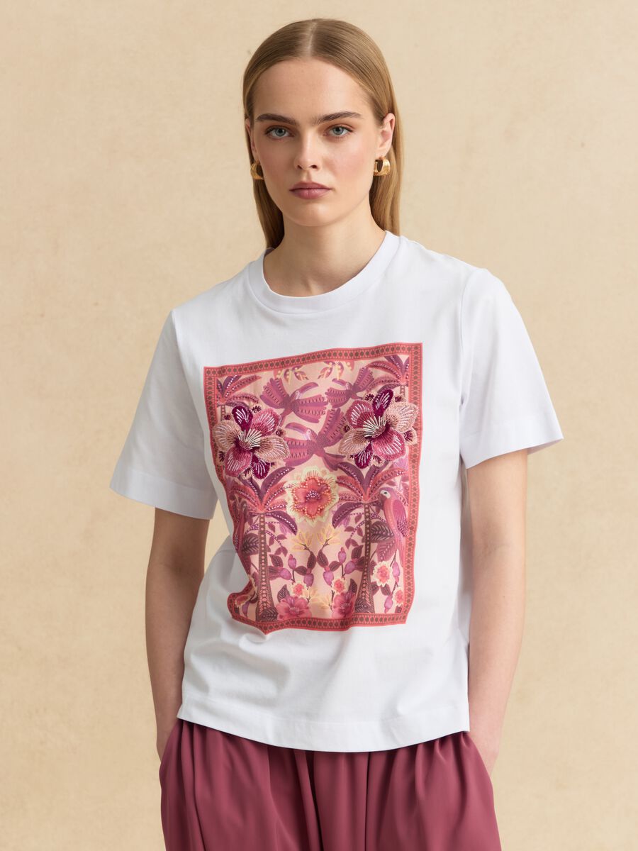 Wei&szlig;es T-Shirt aus reiner Baumwolle mit floralem Print_1