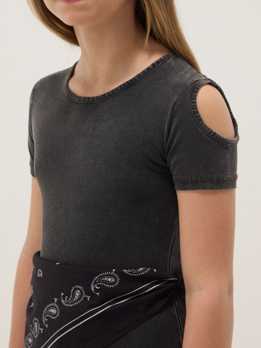 Schwarzes Kleid aus Stretch-Baumwolle mit Schulter-Cut-out_2