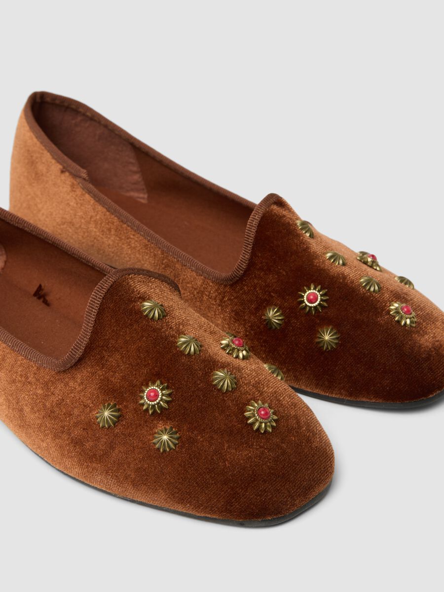 Friulane marrones con aplicaciones joya doradas_1