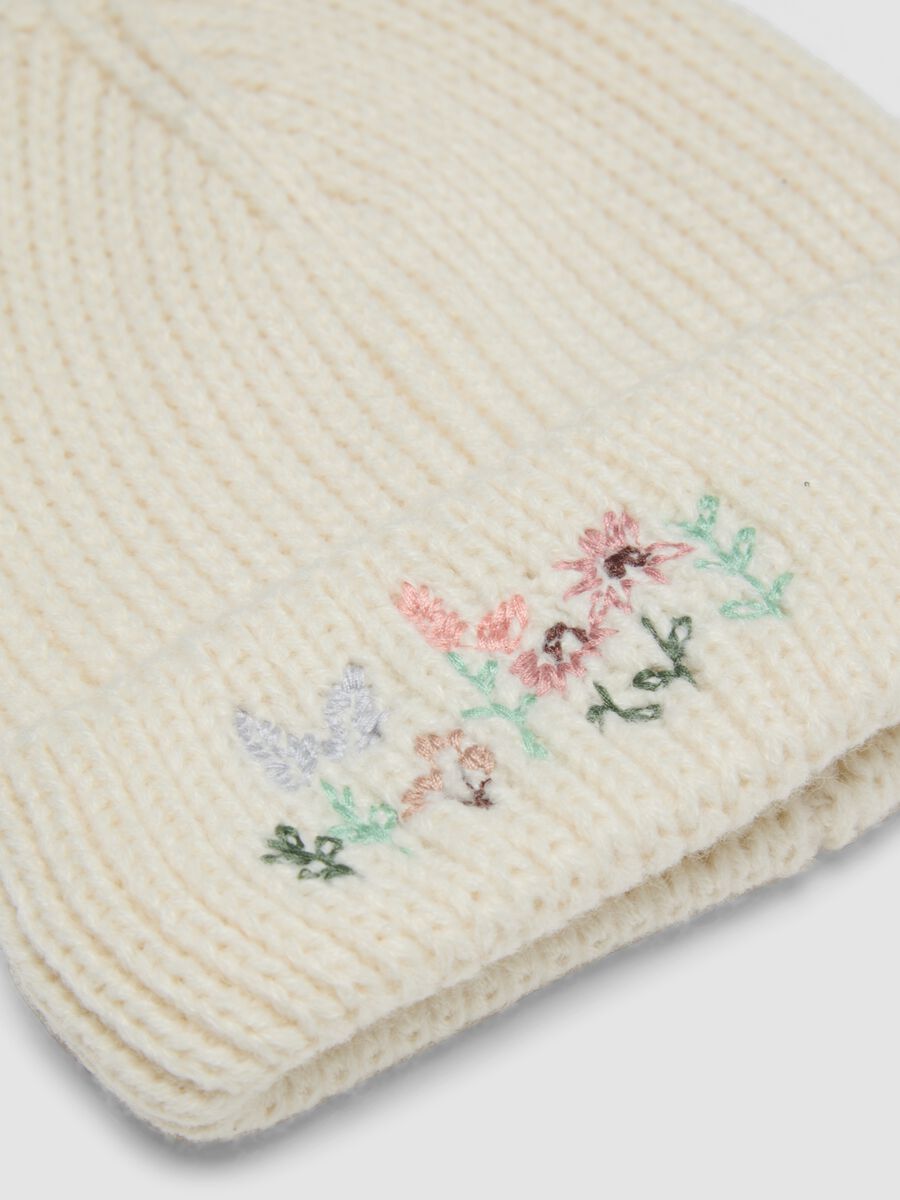 Cappello beige in maglia con ricamo floreale_2