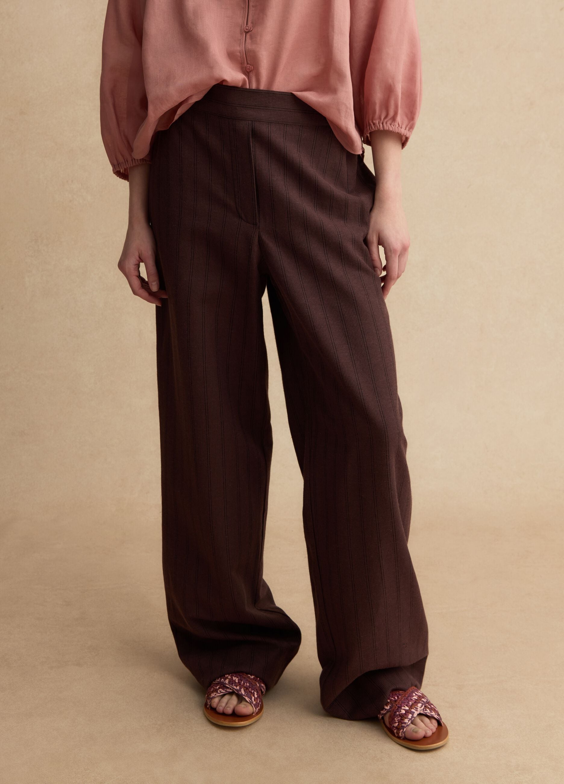 Braune gestreifte Viskose-Mix Hose mit weitem Bein