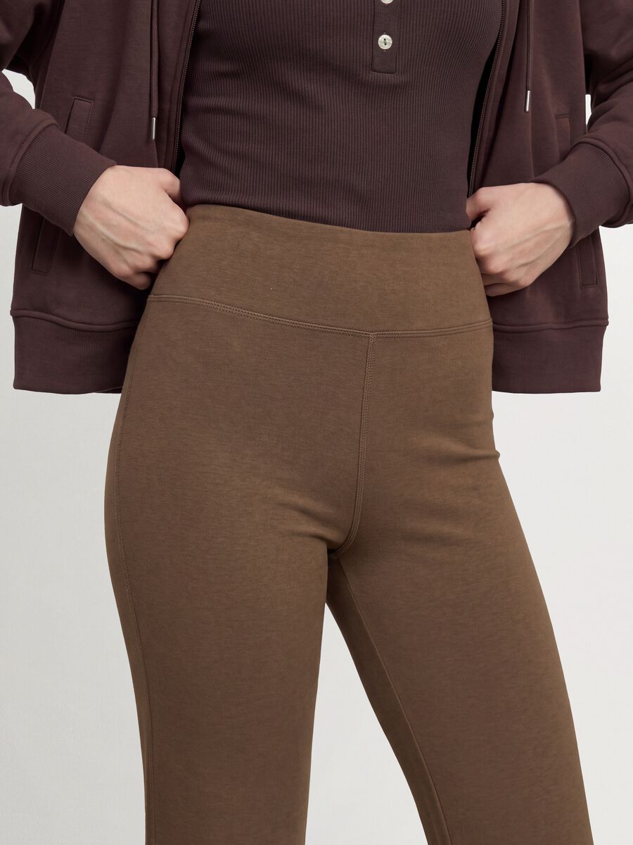 Braune Flare-Fit-Leggings aus elastischem Viskose-Jersey_3