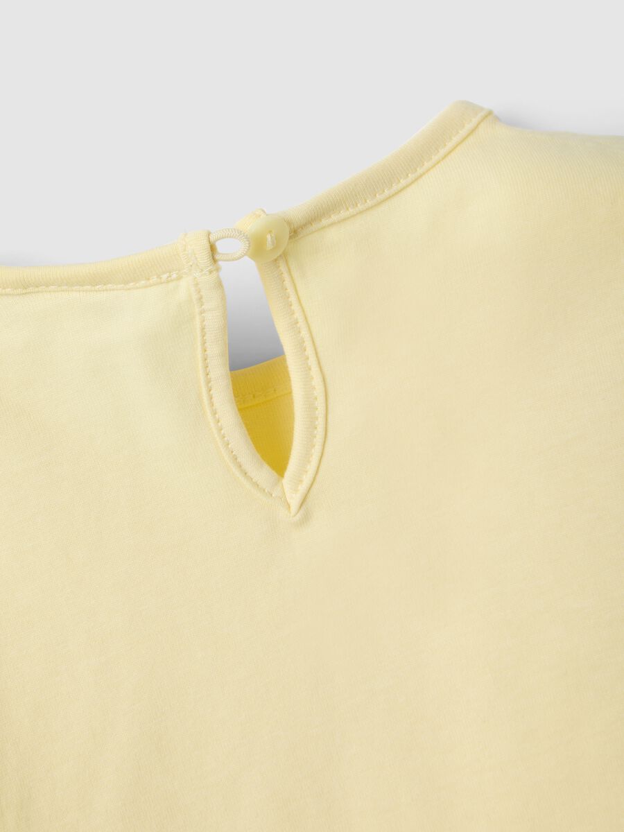 T-shirt in puro cotone giallo da bimba regular fit con farfalla_3
