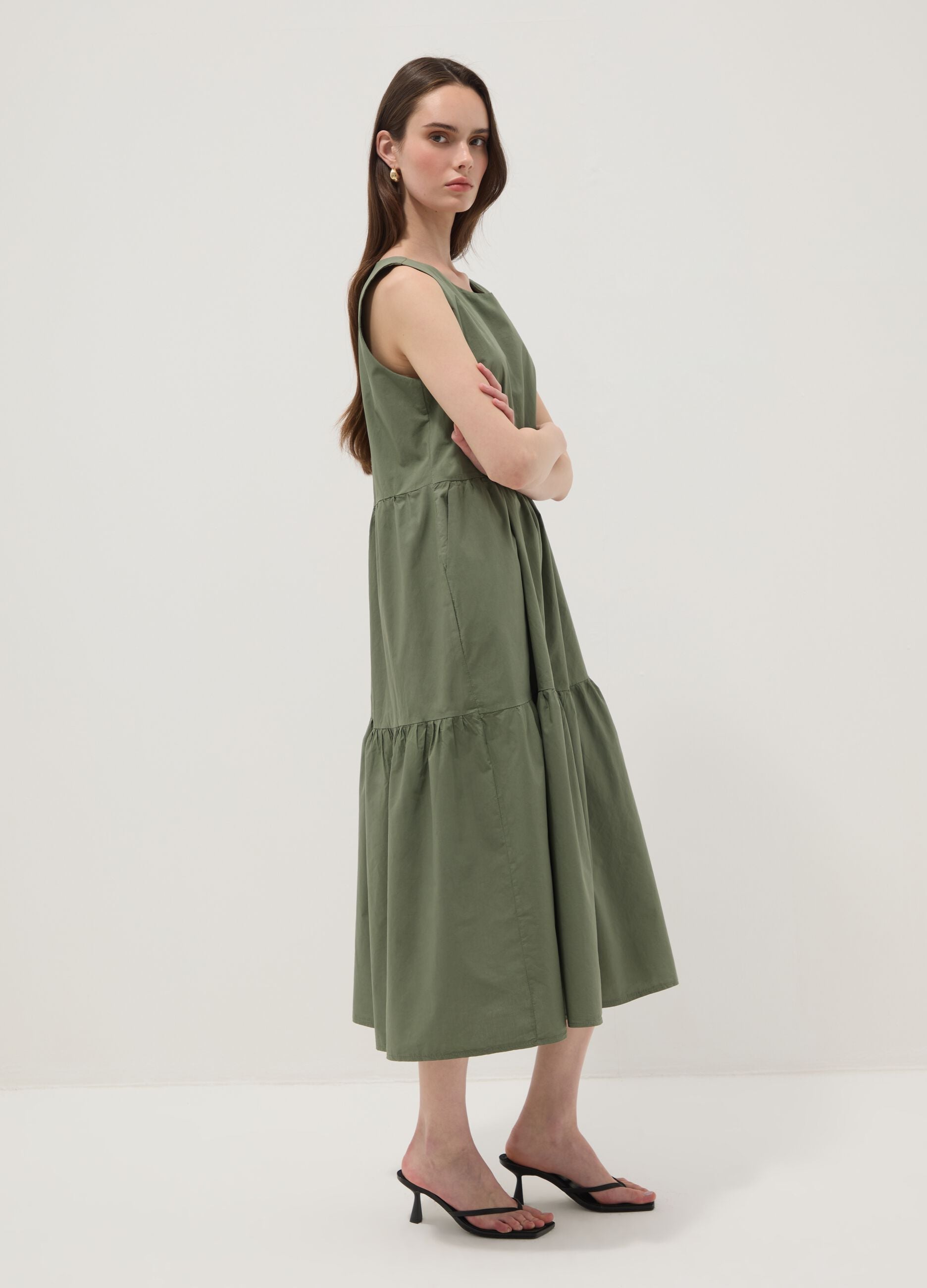 Vestido verde sem mangas em algod&atilde;o puro com folhos, corte regular