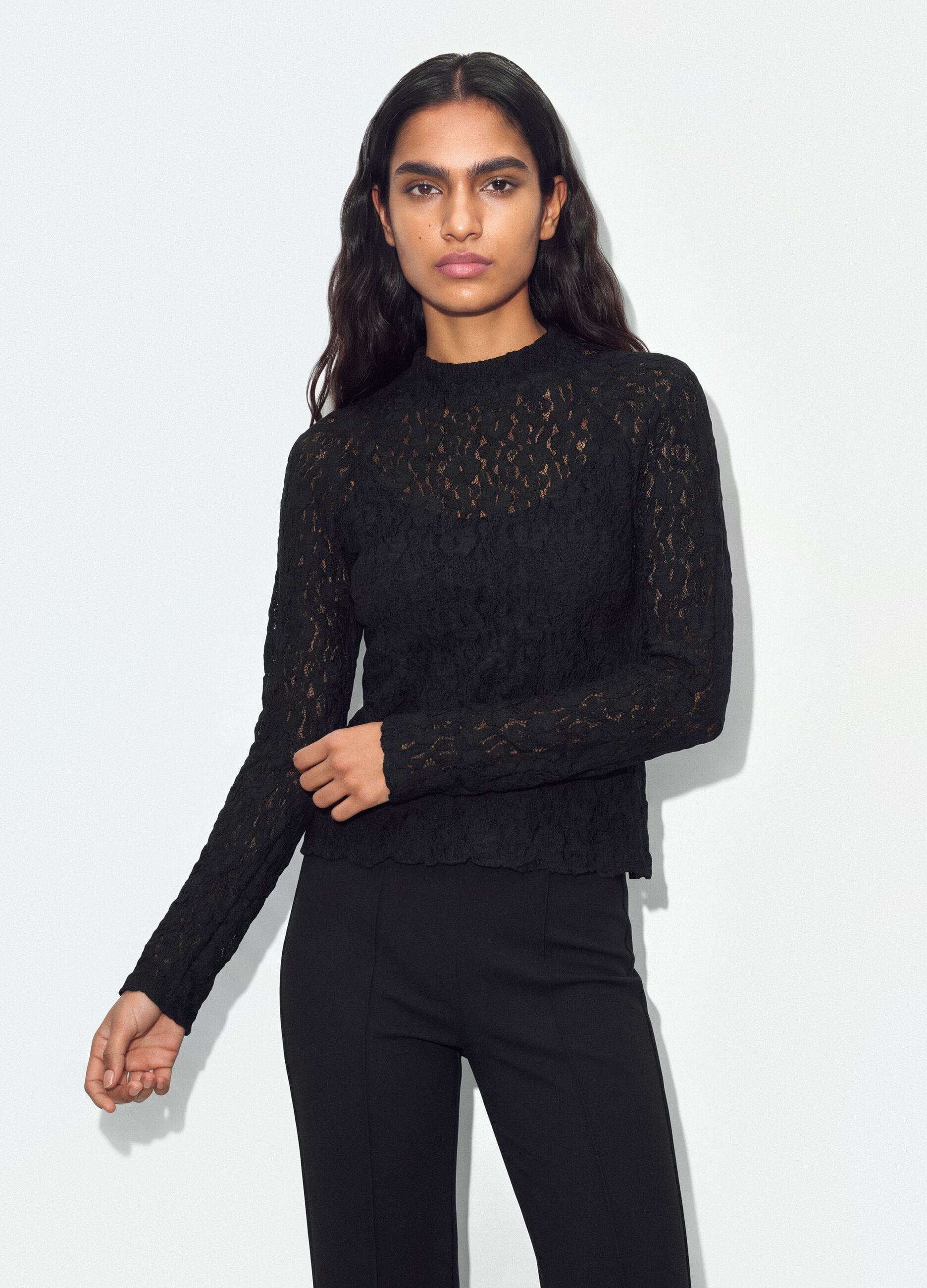 T-shirt nera in tessuto elasticizzato traforato con colletto rialzato