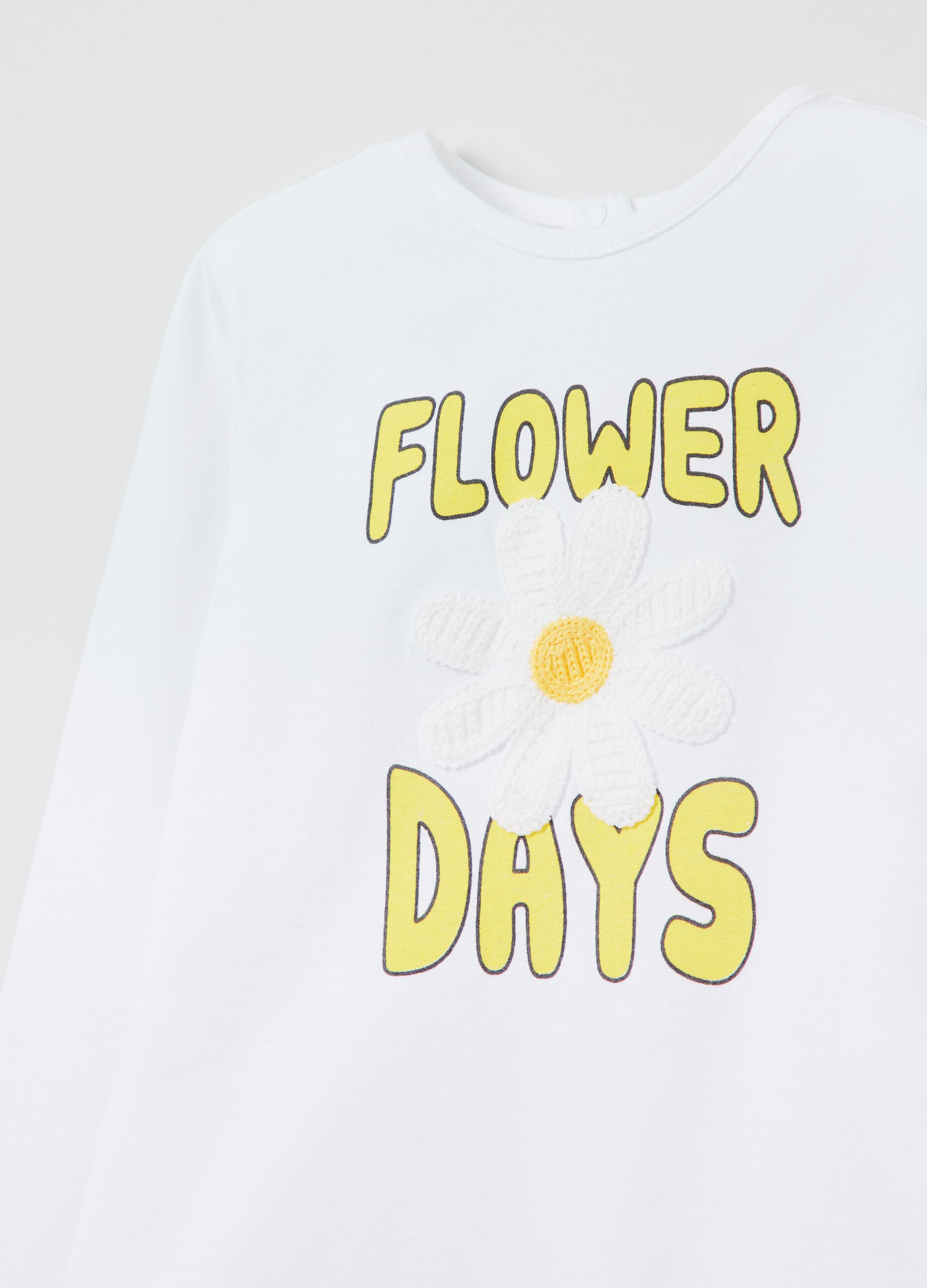 Camiseta de manga larga con flor ganchillo