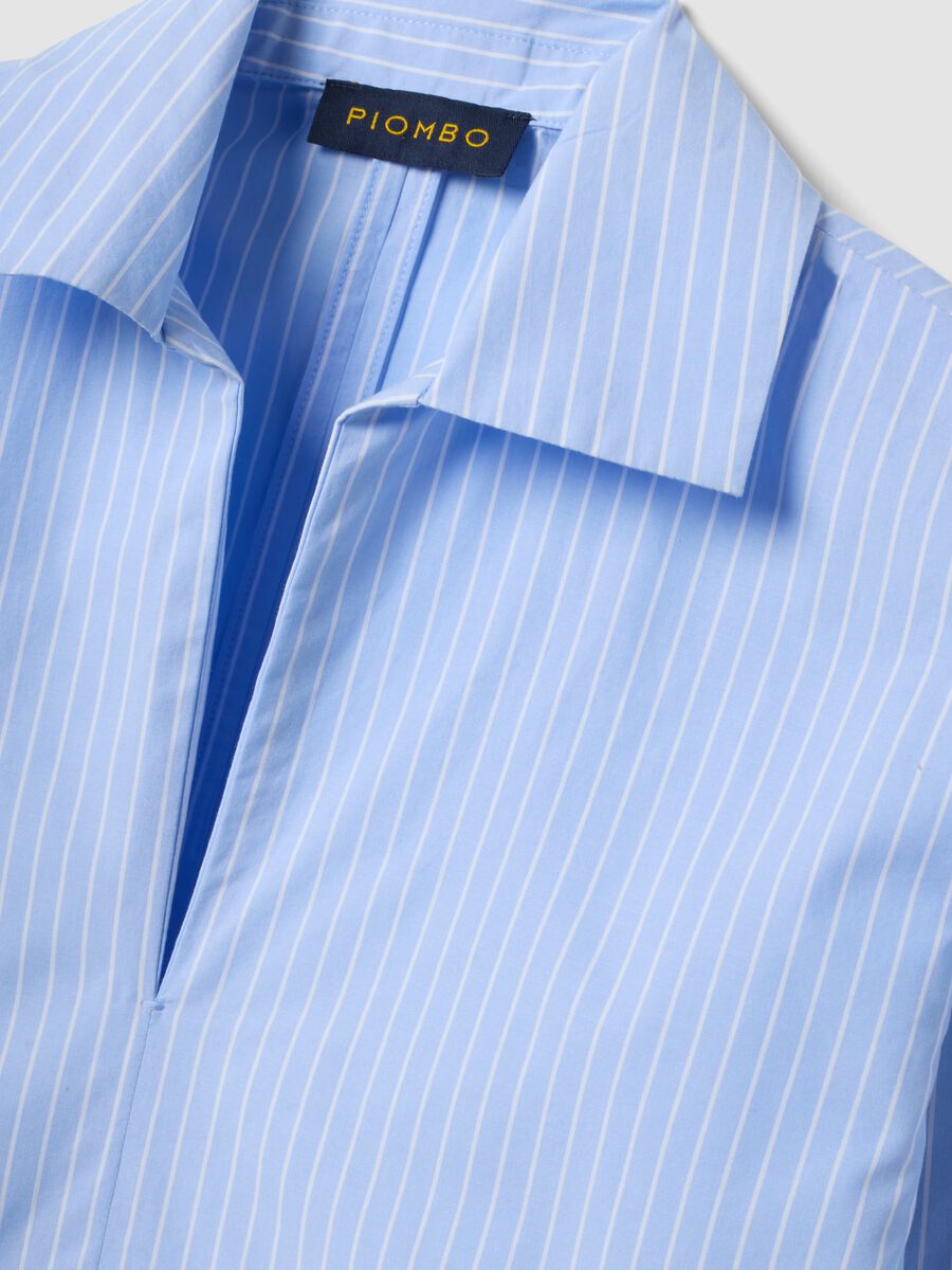 Blau gestreifte Popeline-Hemdbluse aus reiner Baumwolle mit V-Ausschnitt_1