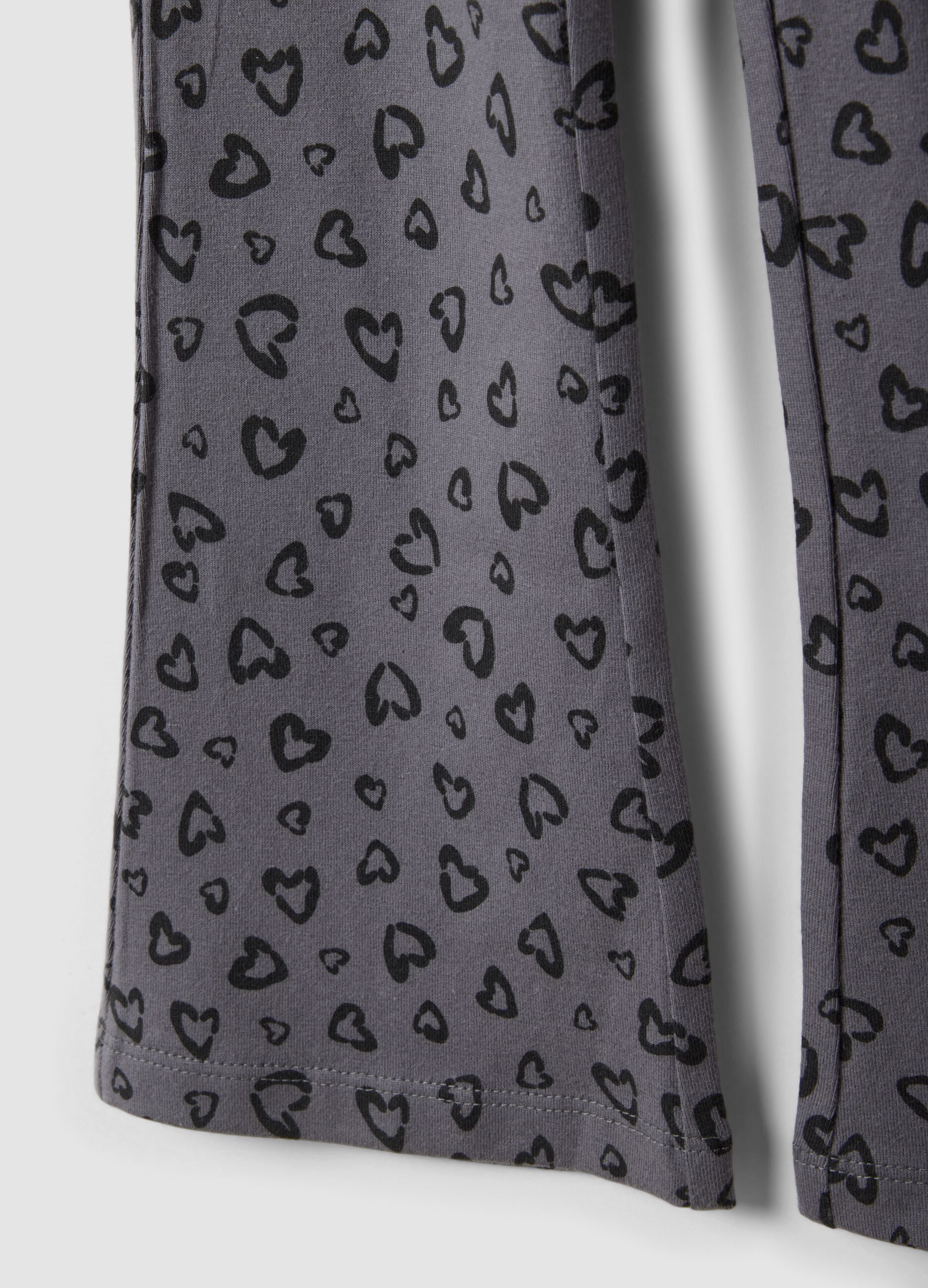 Leggings skinny cinzentas em algod&atilde;o org&acirc;nico com estampado de cora&ccedil;&otilde;es para menina