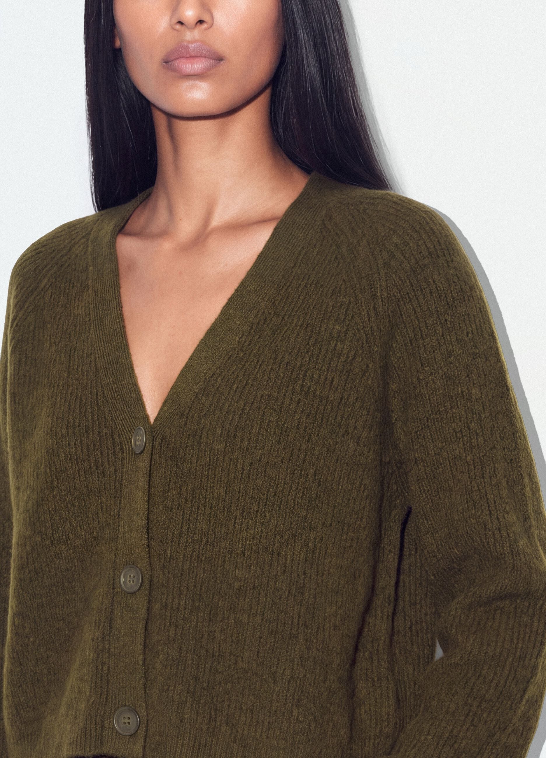 Cardigan verde in lana elasticizzata con scollo profondo a V over fit