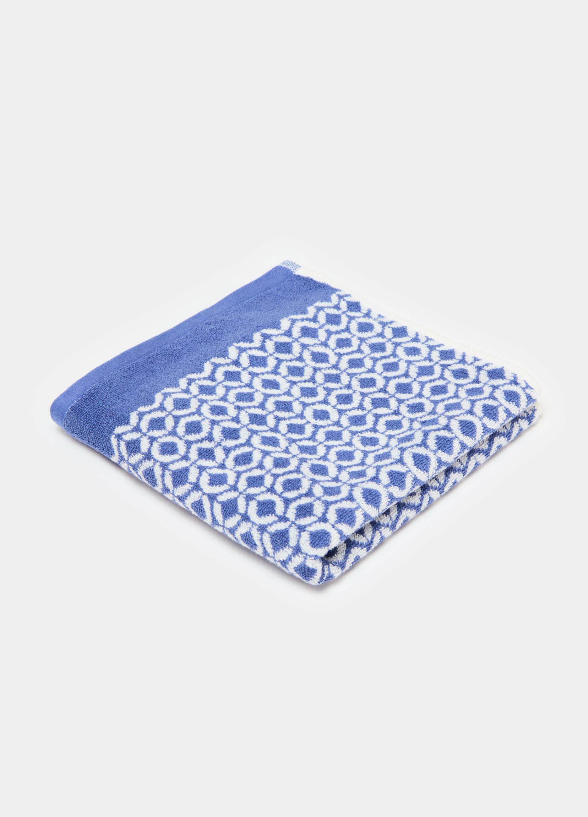Face towel with dots pattern