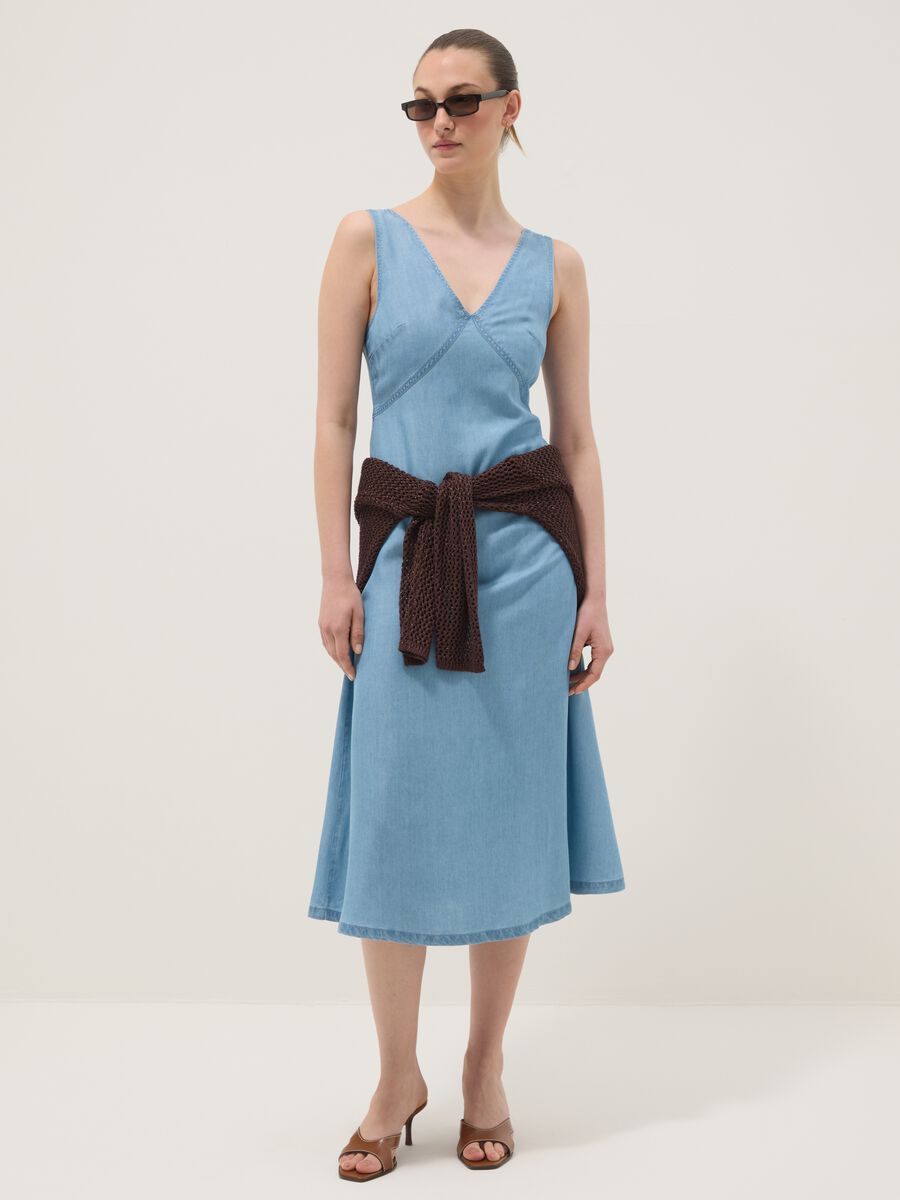 Hellblaues Denim-Midikleid aus 100 % Lyocell, &auml;rmellos_1