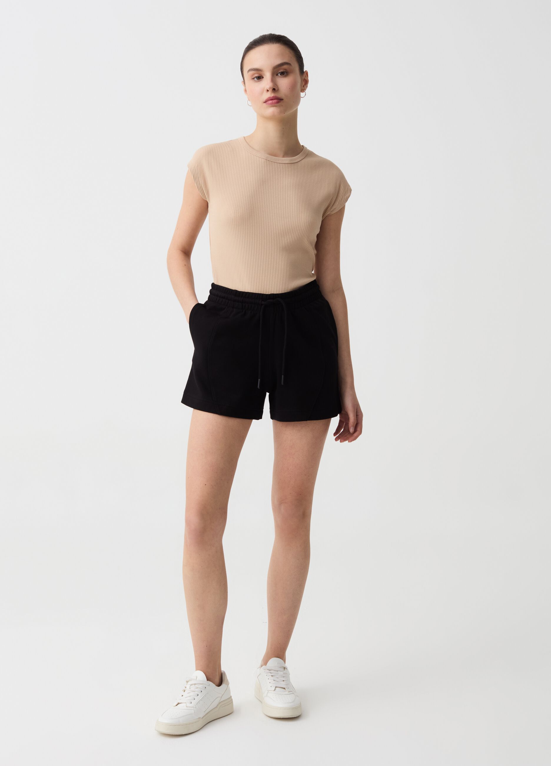 Essential shorts with raised stitching