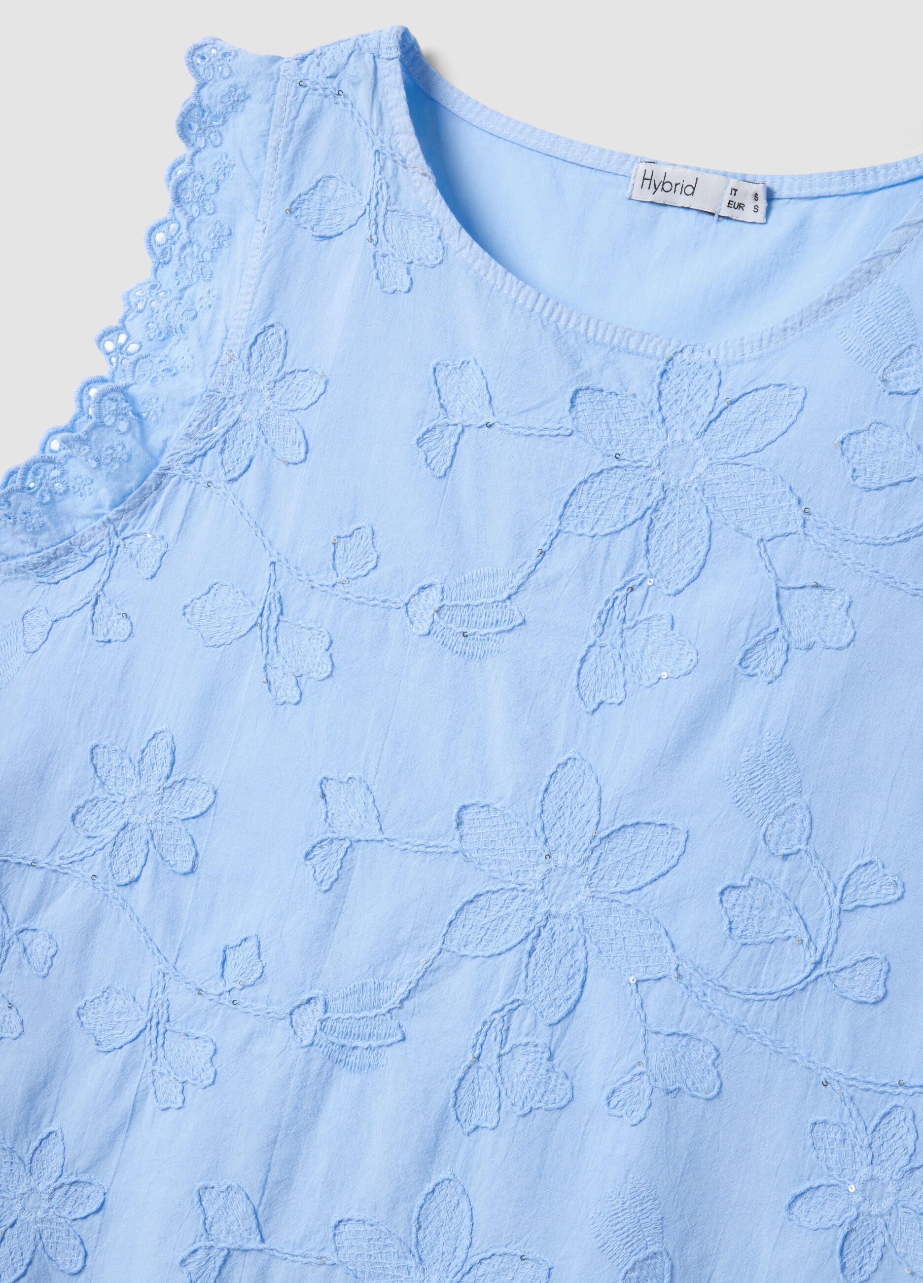 Blusa azul-celeste em algod&atilde;o puro com bordados florais, corte regular