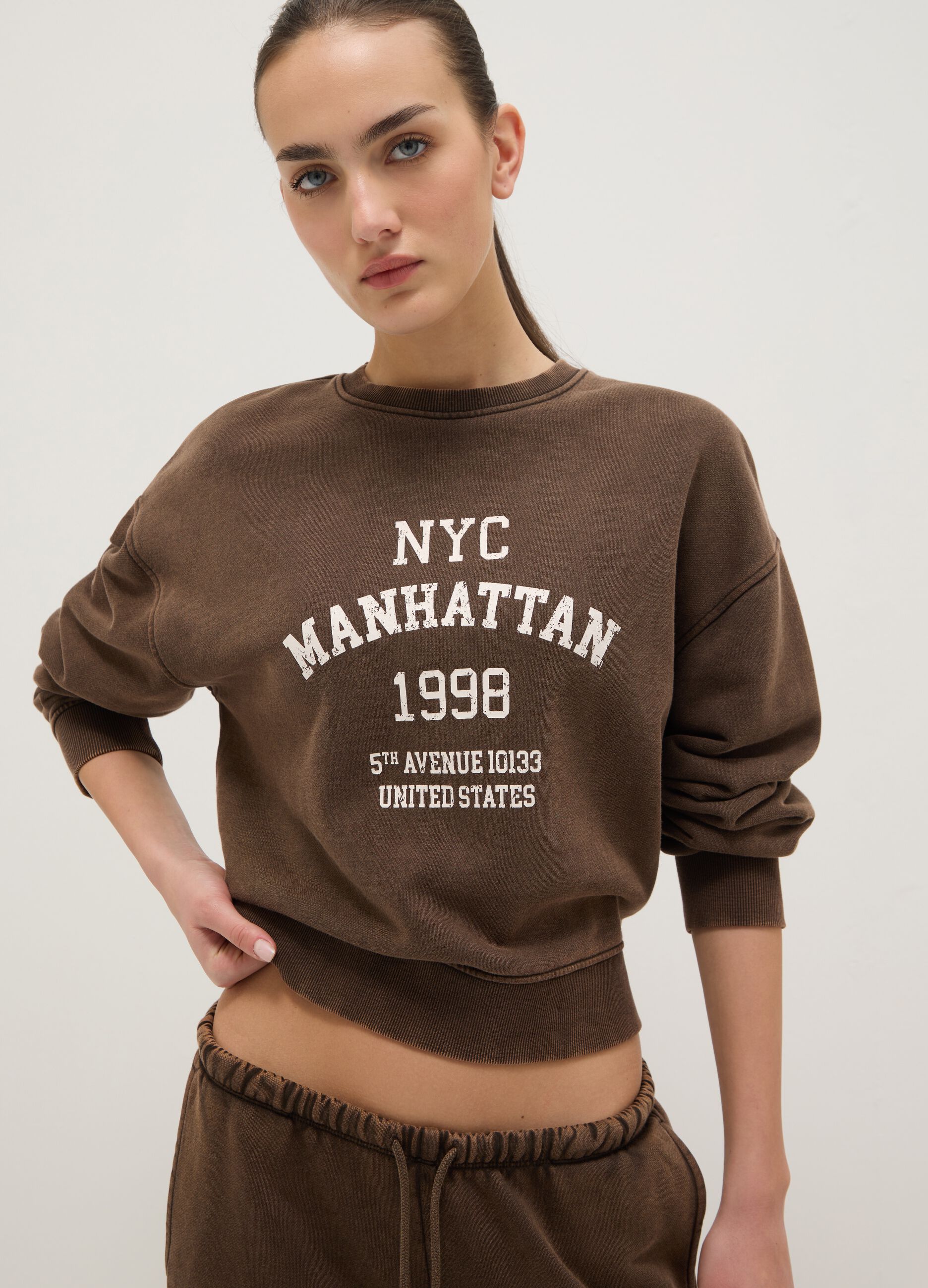 Brown crew-neck sweatshirt in regular fit cotton blend with lettering