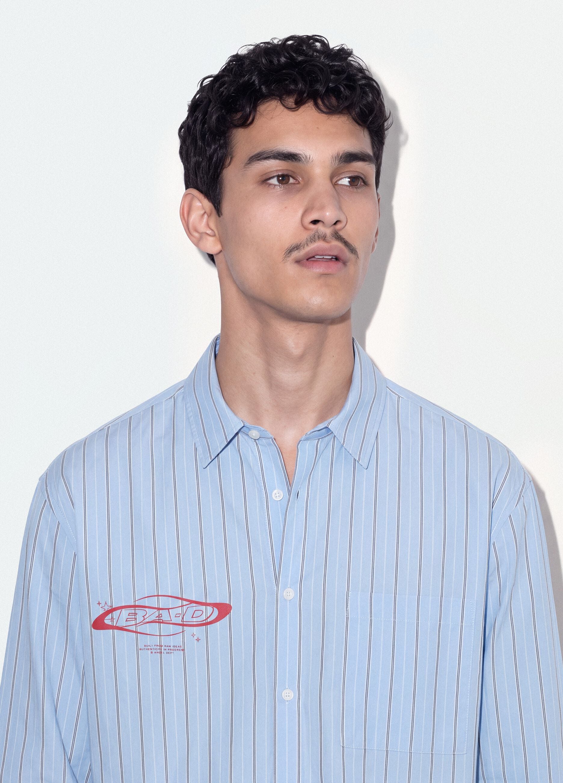 Camisa azul cropped em algod&atilde;o puro &agrave;s riscas, corte oversize
