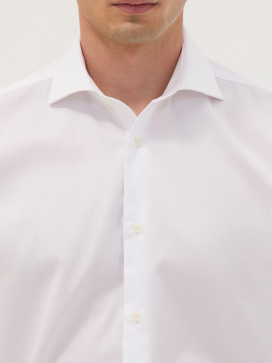 &Lambda;&epsilon;&upsilon;&kappa;ό slim fit &pi;&omicron;&upsilon;&kappa;ά&mu;&iota;&sigma;&omicron; &alpha;&pi;ό 100% &beta;&alpha;&mu;&beta;ά&kappa;&iota; &mu;&epsilon; &gamma;&alpha;&lambda;&lambda;&iota;&kappa;ό &gamma;&iota;&alpha;&kappa;ά, &chi;&omega;&rho;ί&sigmaf; &sigma;&iota;&delta;έ&rho;&omega;&mu;&alpha;_1