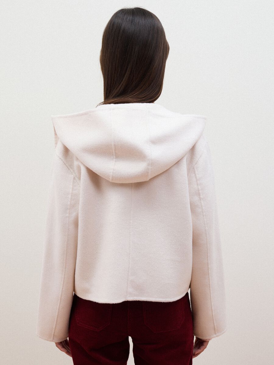Short white wool-blend coat with hood, regular fit_3