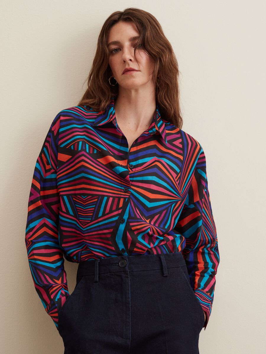 Shirt with multicoloured optical pattern_0