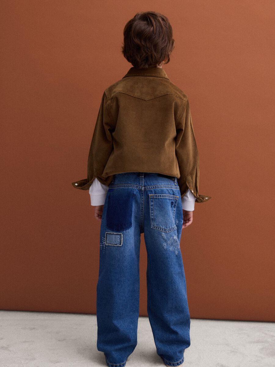 Blaue Denim-Jeans aus reiner Baumwolle, Straight Fit mit Patches f&uuml;r Jungen_2