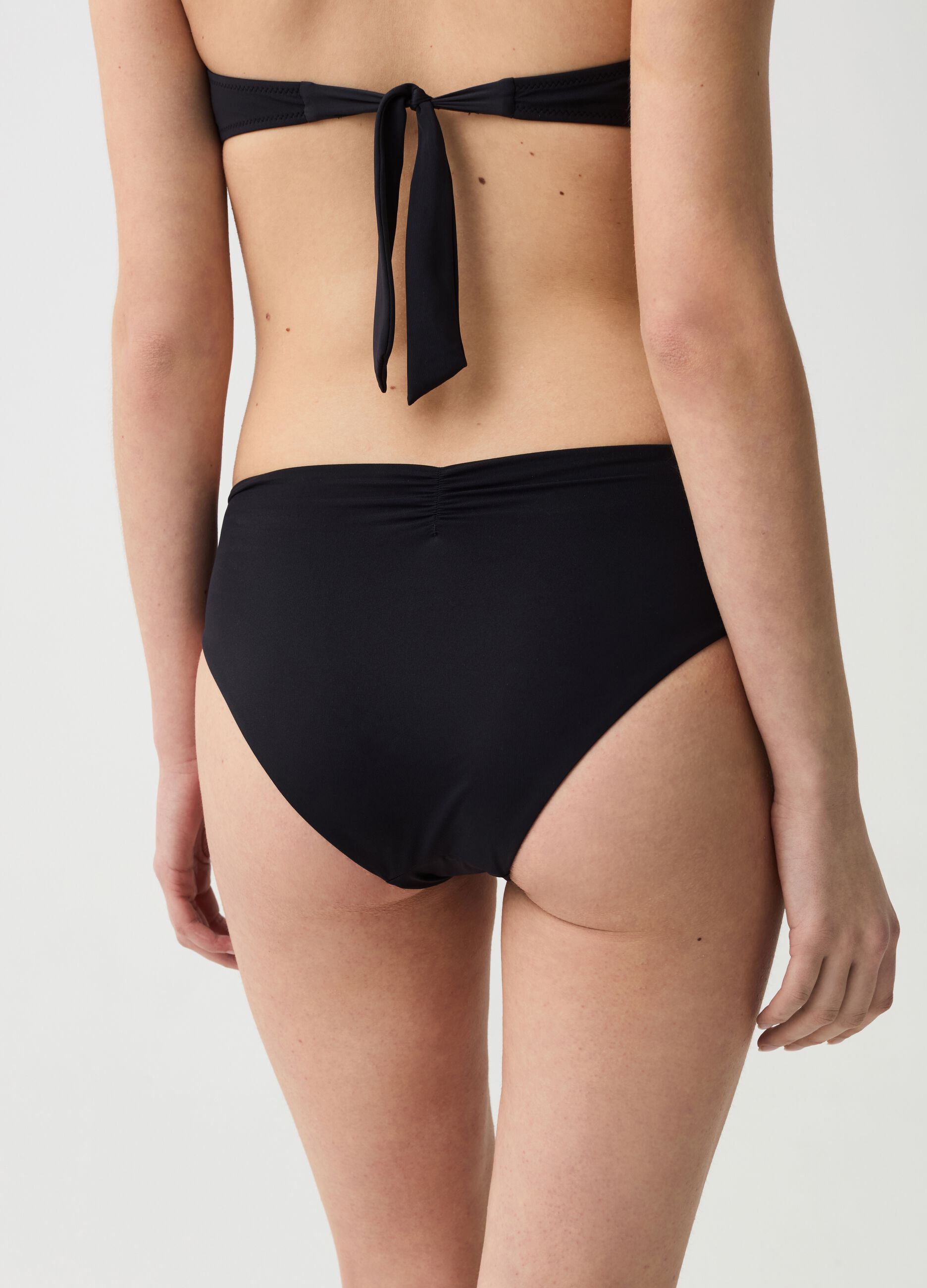 Braguita de bikini de cintura alta con aplicación étnica