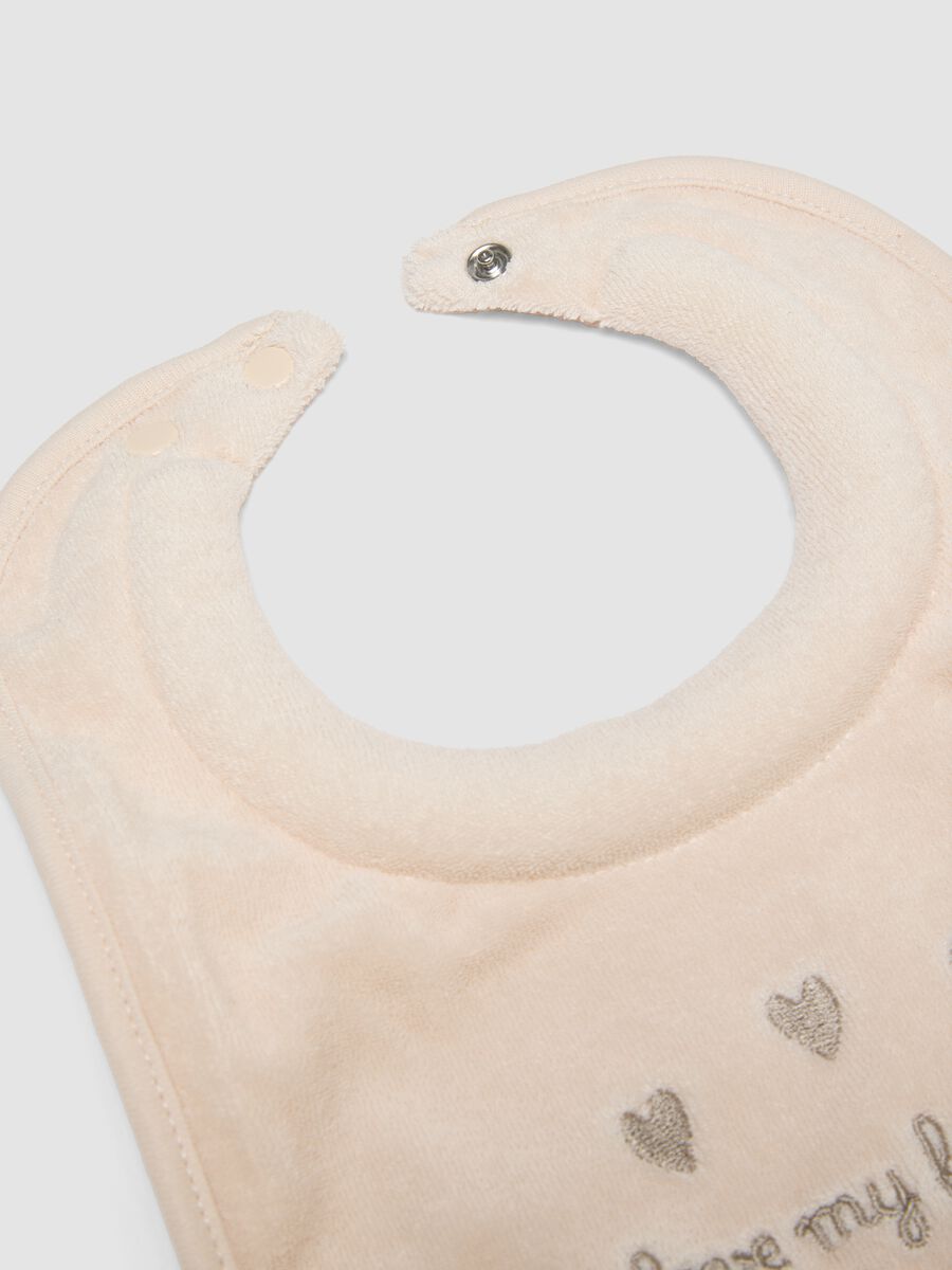 Two-pack of beige and white organic cotton-blend bibs with embroidery_1