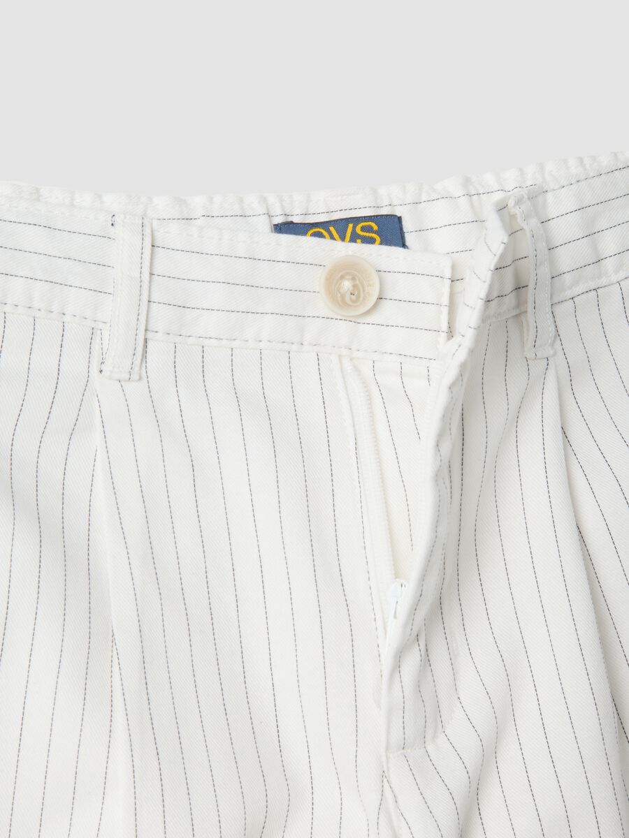 Boys&rsquo; white striped pure cotton shorts, regular fit_2