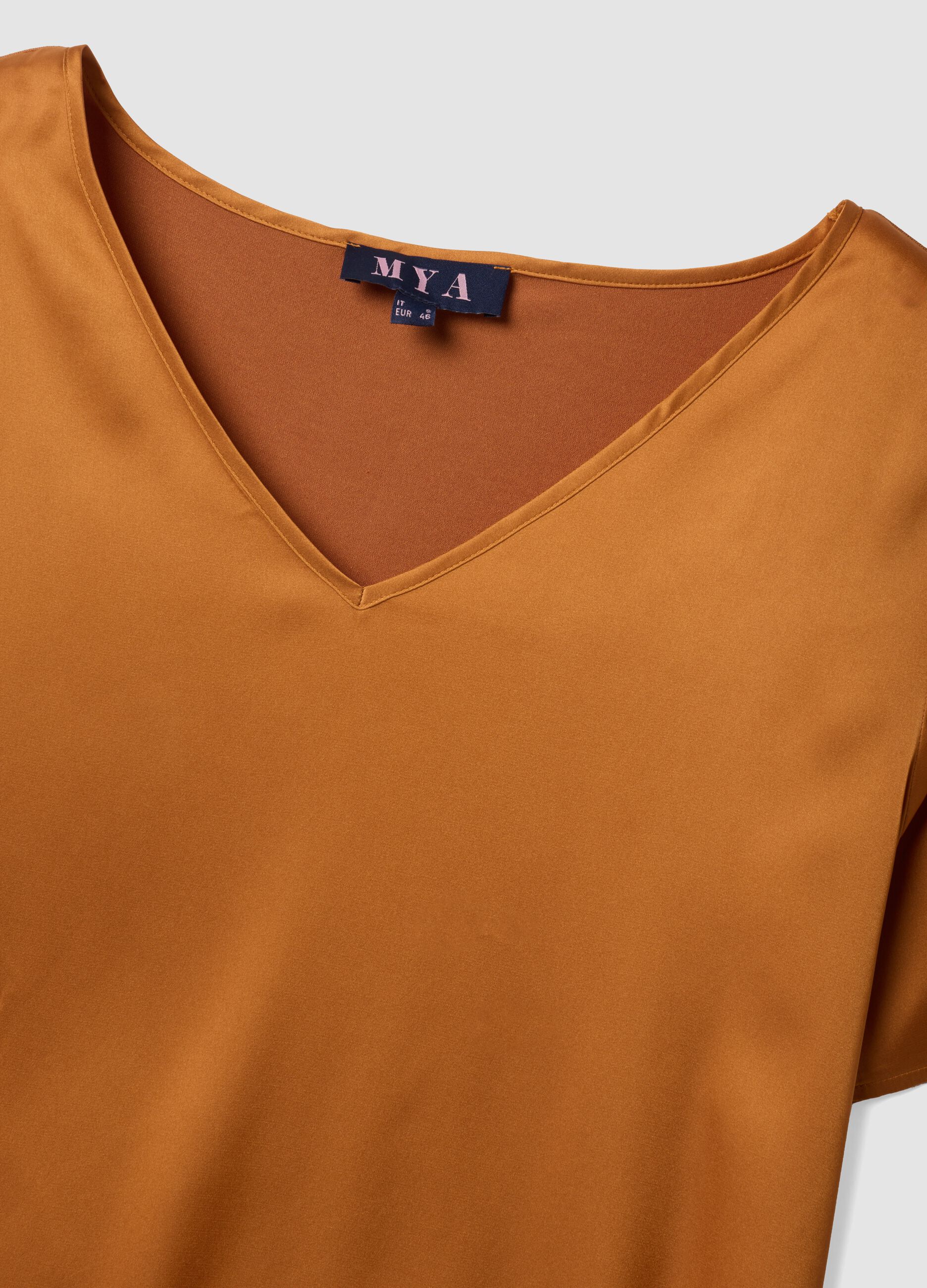 Braune Satinbluse aus Stretchmaterial mit V-Ausschnitt, Regular Fit
