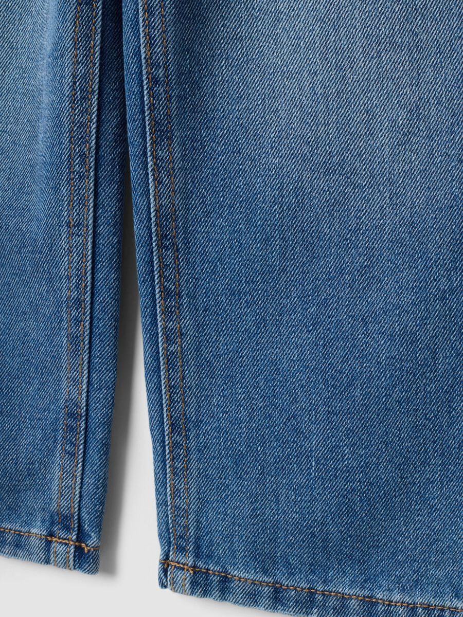 Jeans blu over fit in misto cotone e viscosa per bambino_3