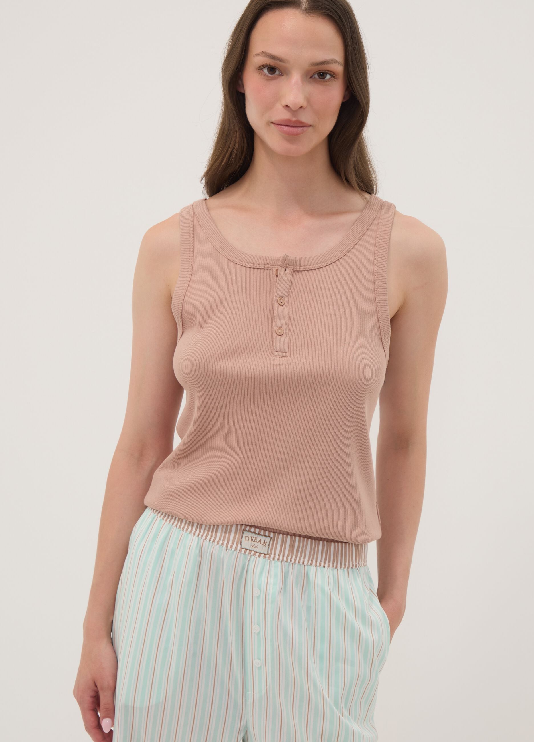 Top interior bege canelado em mistura de algod&atilde;o e viscose com decote henley
