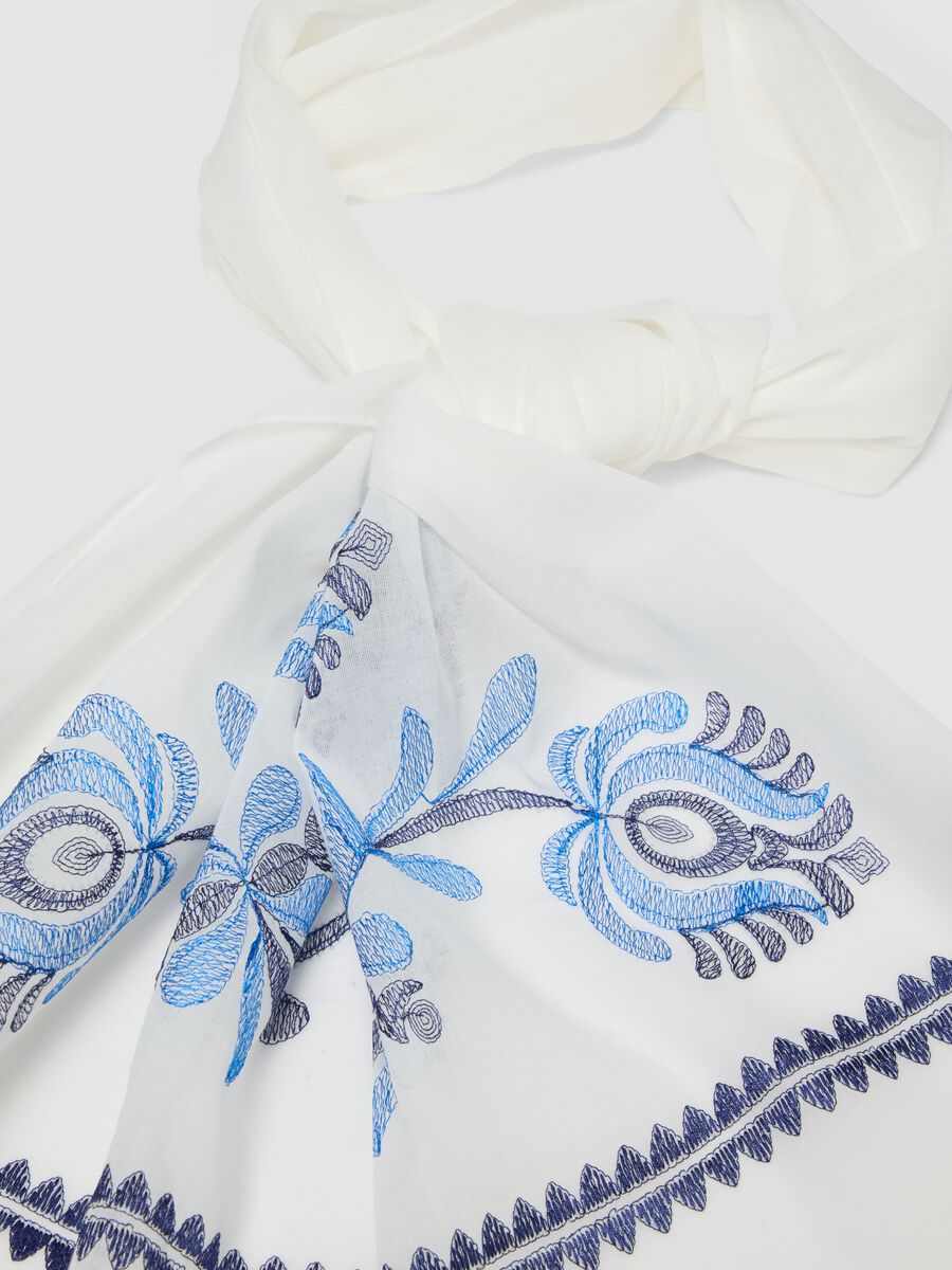 White pure cotton scarf with blue floral embroidery_2