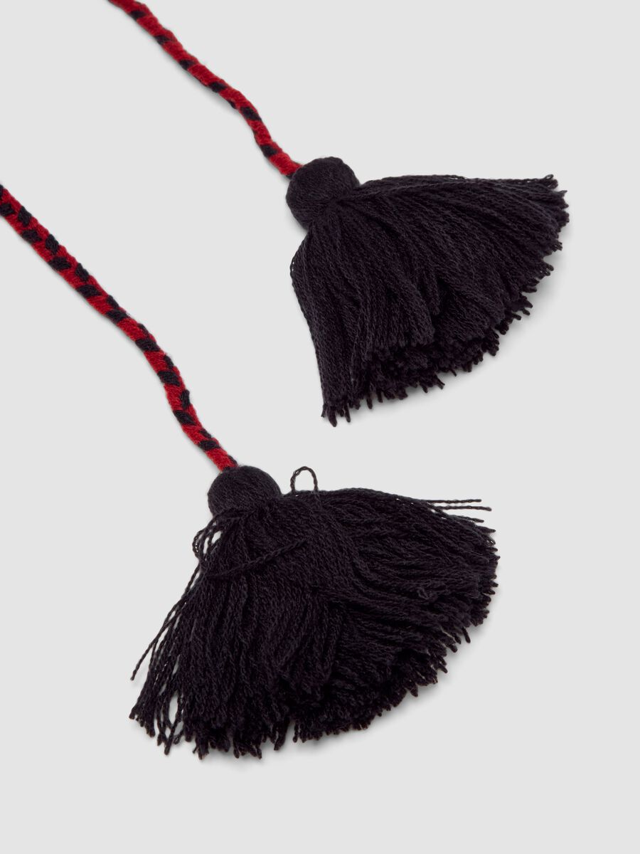 Collana nera e rossa a fili multipli con pon pon_2