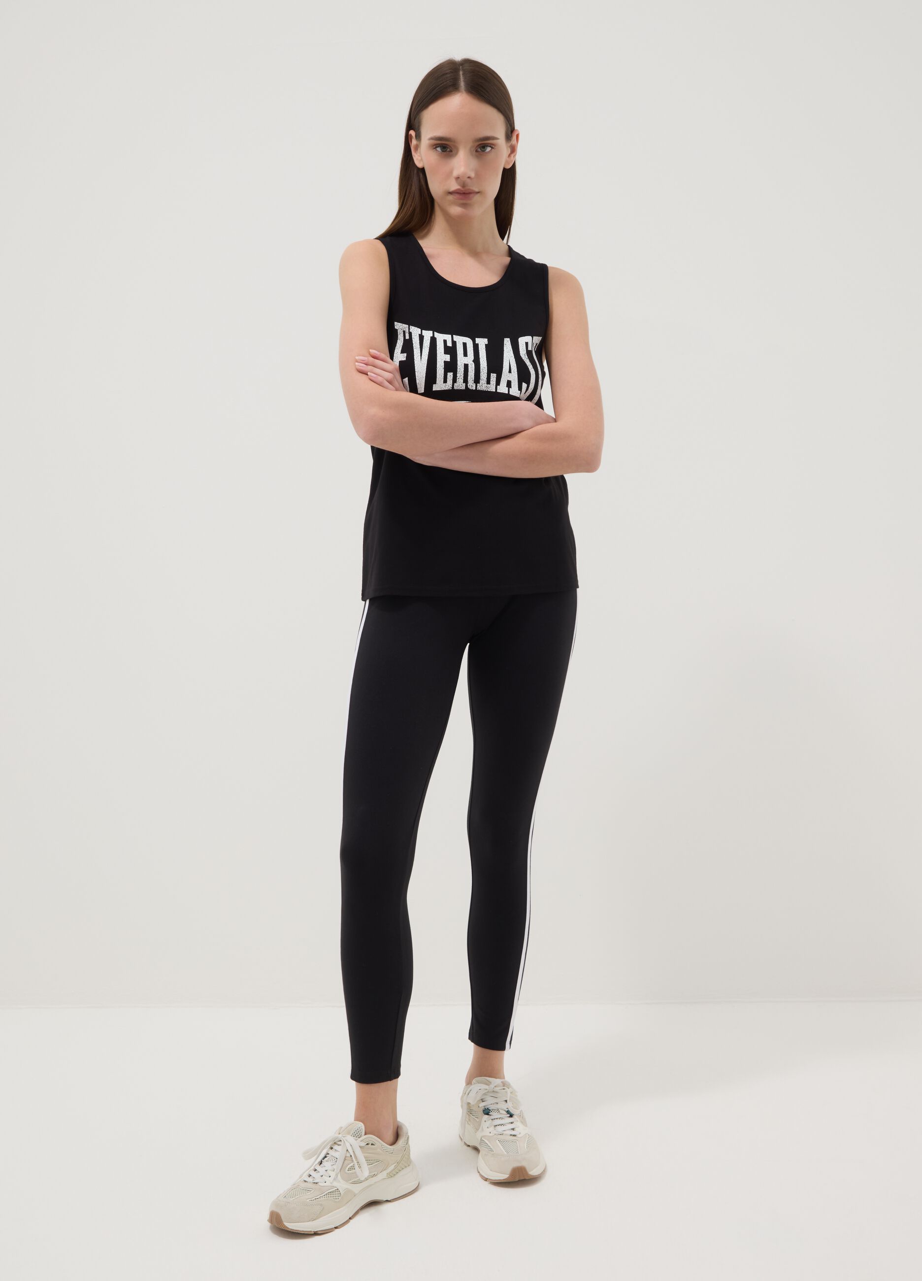 Top de al&ccedil;as preto em algod&atilde;o puro com ajuste regular e logo Everlast