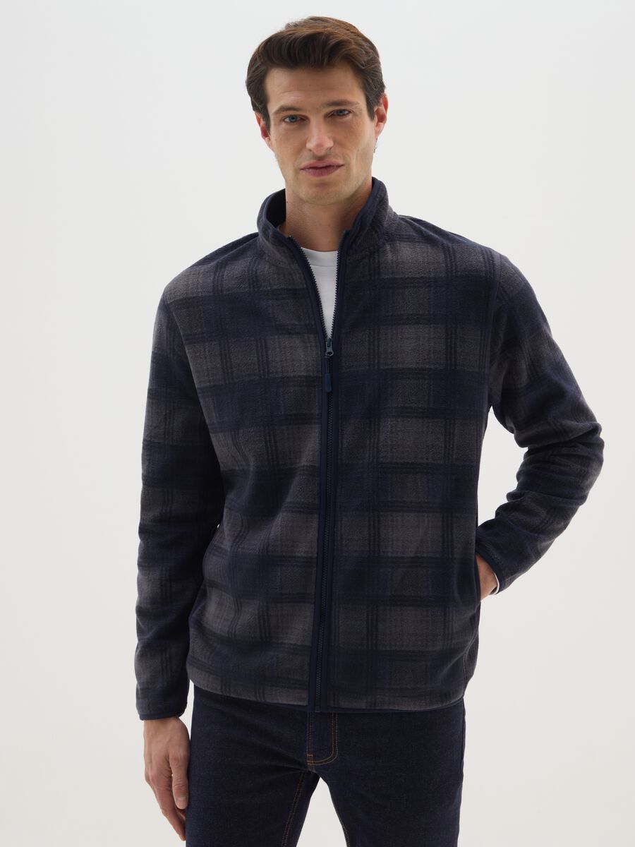 Blaue Wolljacke mit hoher Hals und Karo und Reißverschluss_0