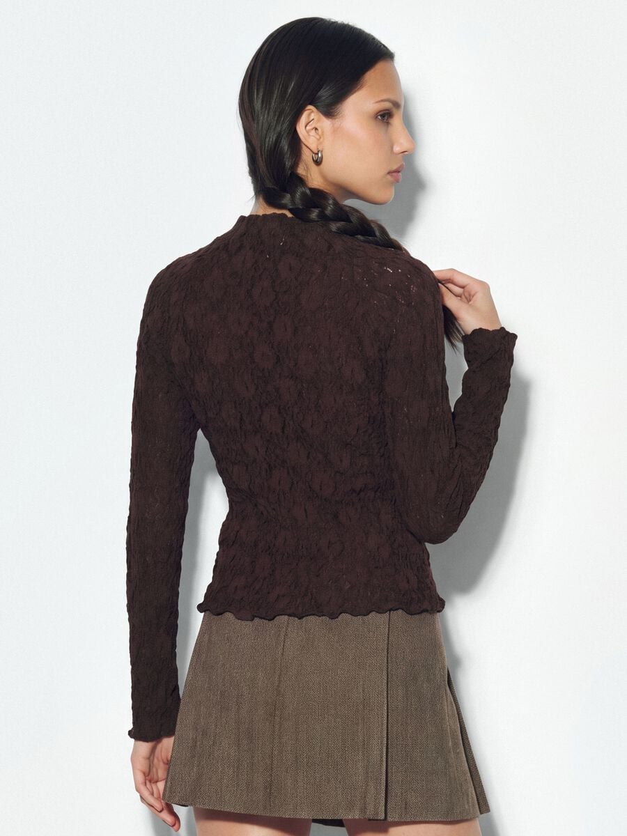 T-shirt marrone in tessuto elasticizzato traforato con colletto rialzato_3