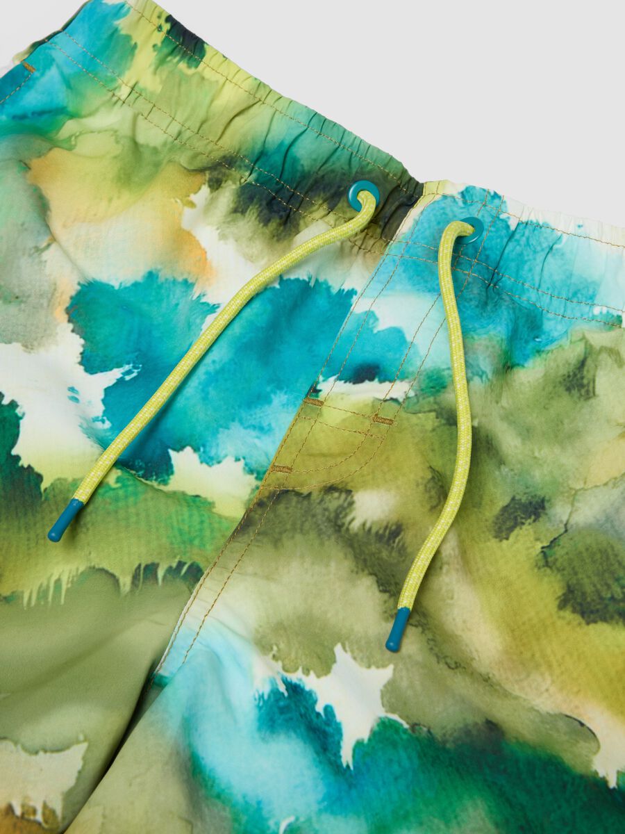 Short de bain multicolore gar&ccedil;on &agrave; imprim&eacute; effet aquarelle_2