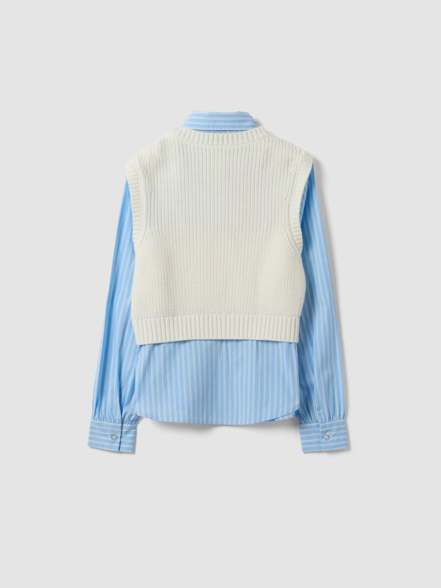 Camicia azzurra in puro cotone con gilet a maglia per ragazza_2