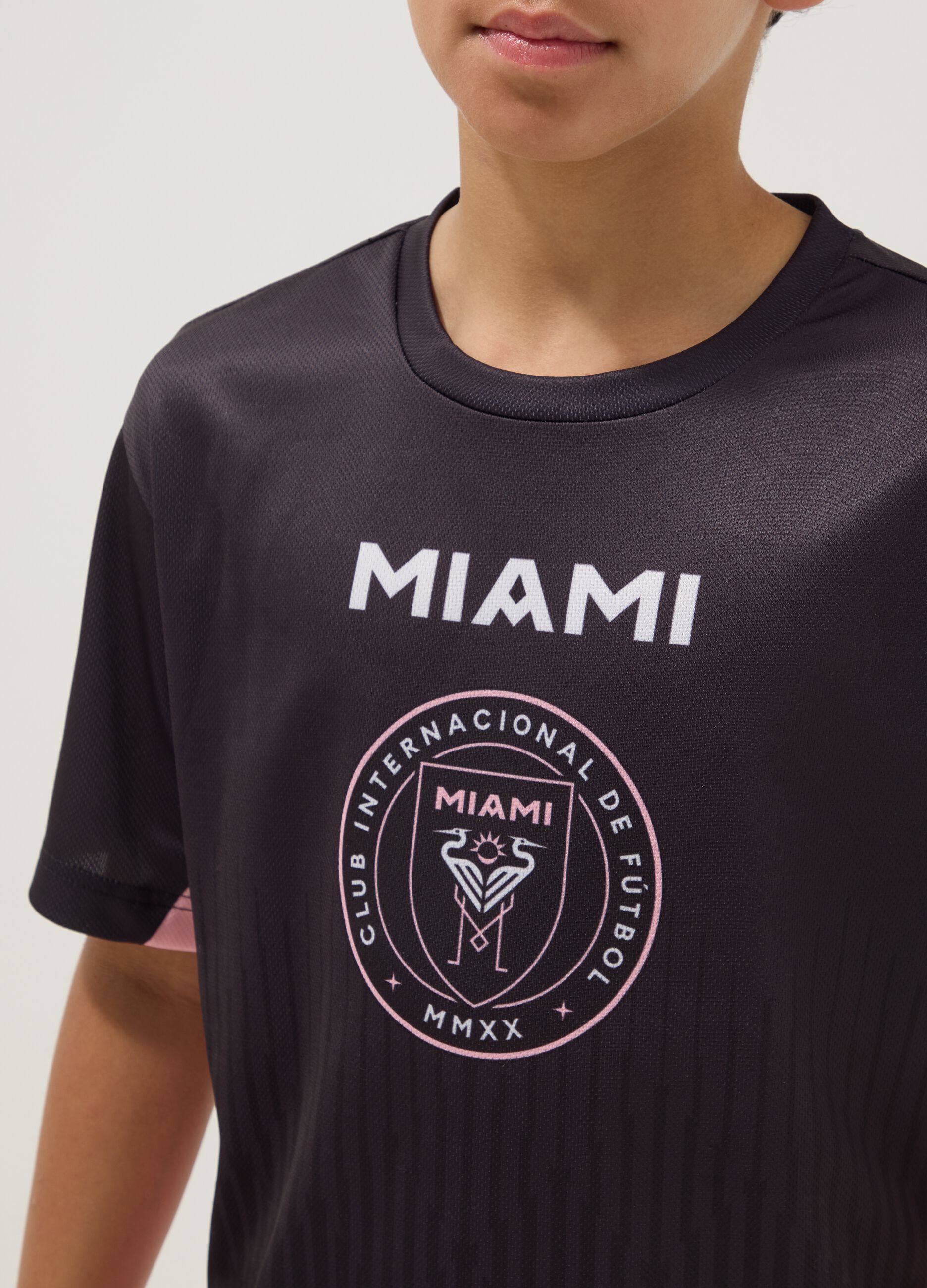 Black short-sleeve T-shirt with pink details, regular fit