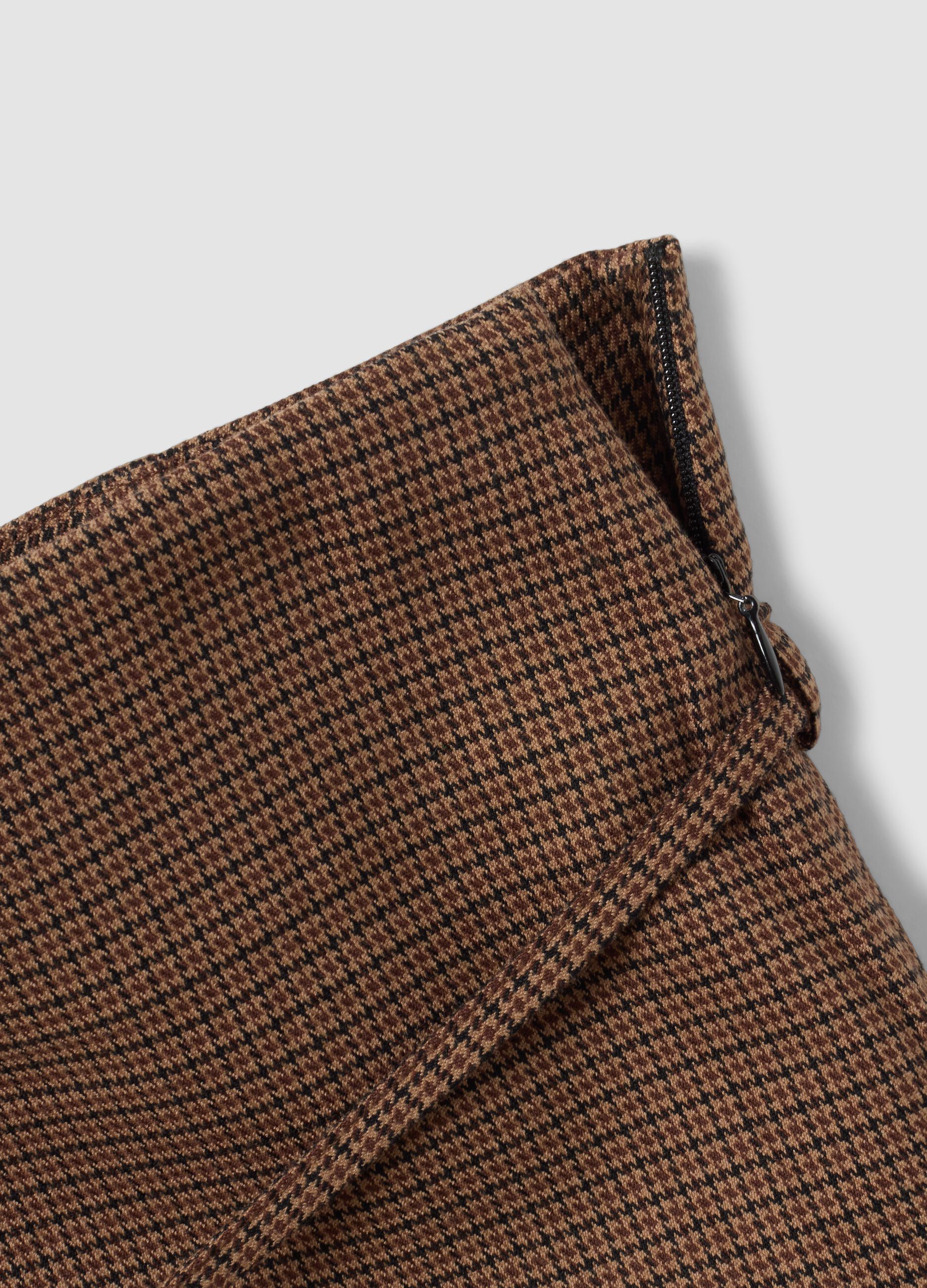 Minissaia castanha em viscose el&aacute;stica com cinto