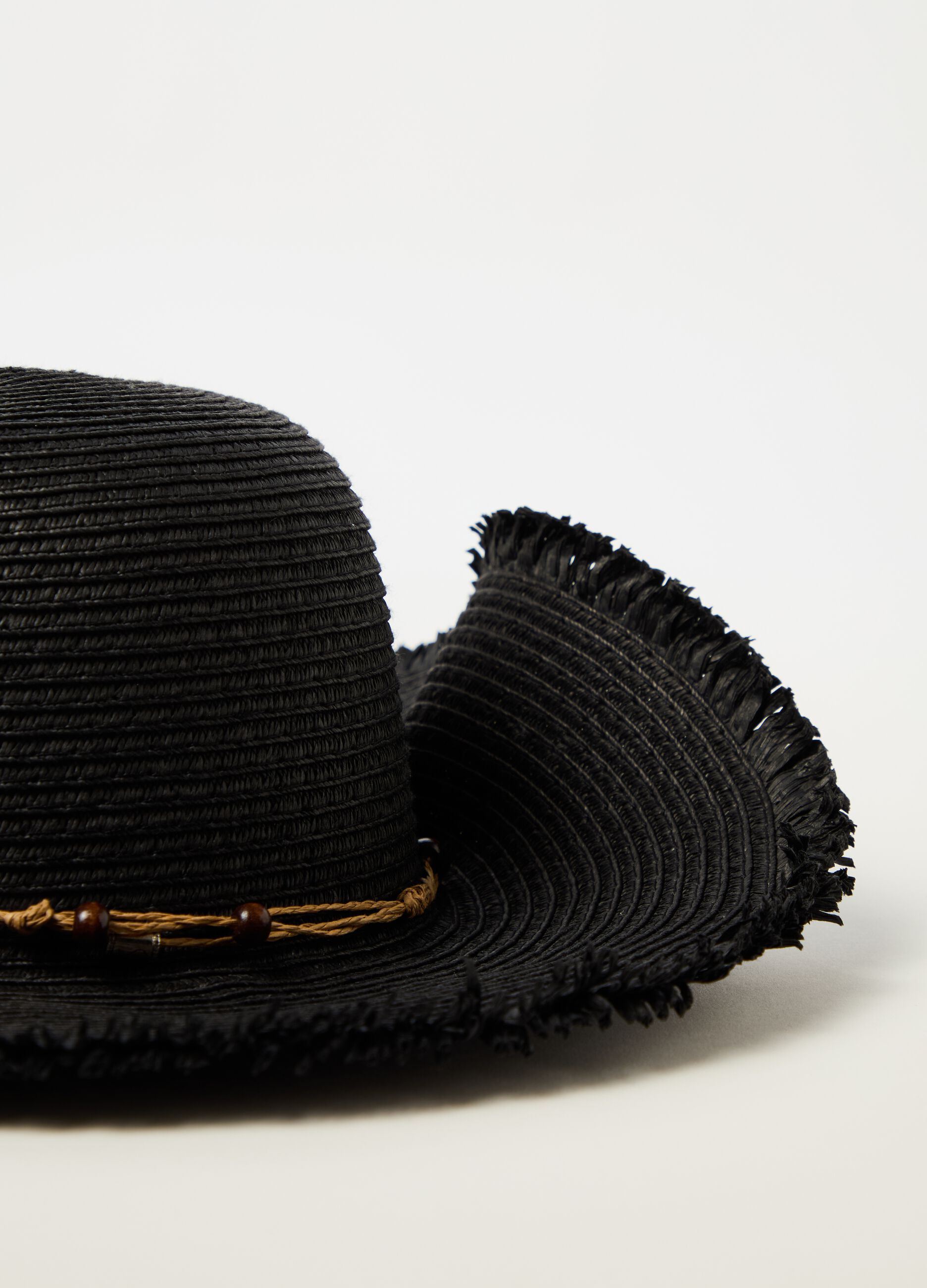 Sombrero de paja con cuerda