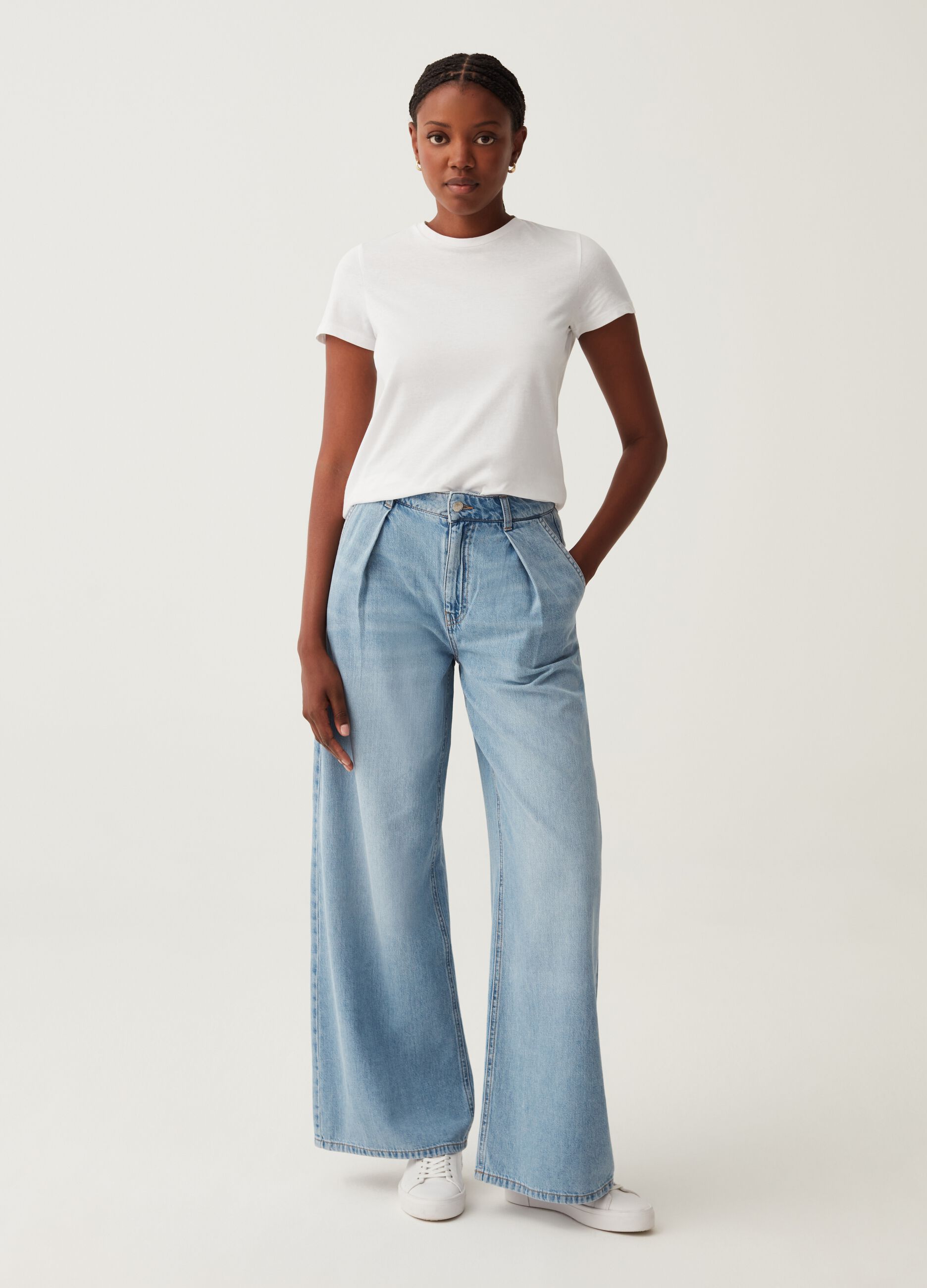 Woman's Light Wash High-rise wide-leg jeans with darts