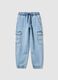 Jeans cargo in misto cotone azzurro da bambino regular fit con elastico_0