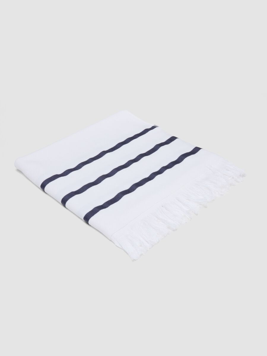 Serviette de plage blanche en m&eacute;lange de coton &agrave; rayures bleues_0