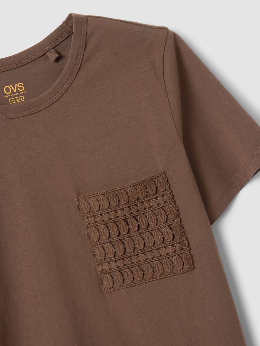T-shirt in puro cotone marrone regular fit con taschino ricamato_5