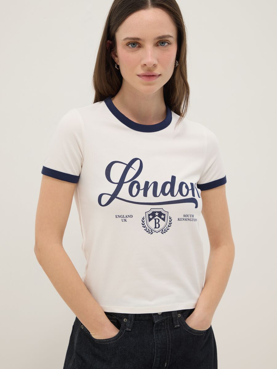 Wei&szlig;e T-Shirt aus elastischer Baumwolle im Regular Fit mit blauem Schriftzug_0