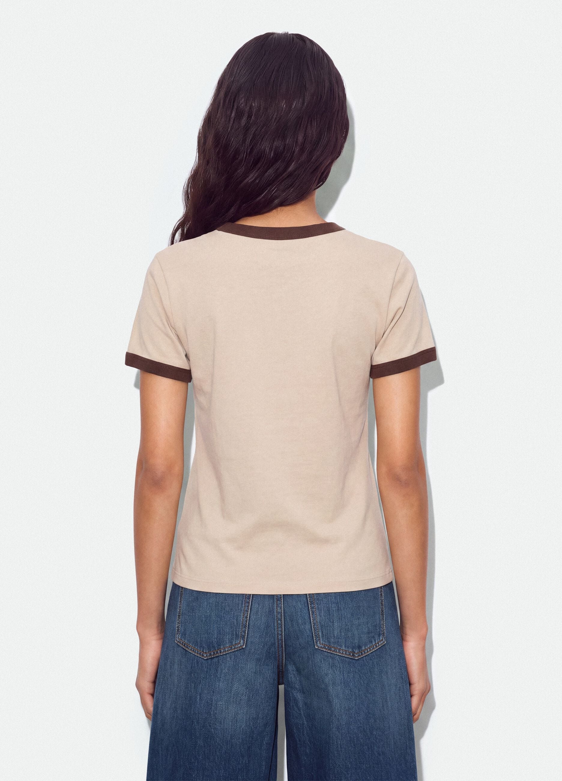 T-shirt rosa em algod&atilde;o com estampado gr&aacute;fico frontal e acabamentos contrastantes