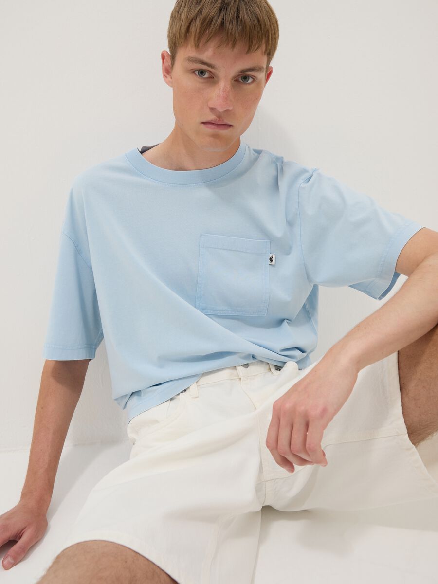 T-shirt azul-claro em algod&atilde;o puro com bolso no peito, corte regular_2