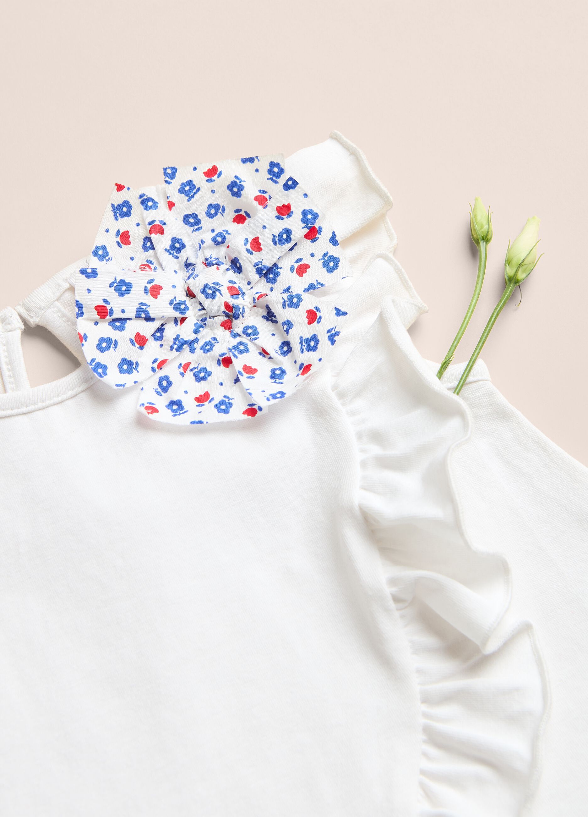 Camiseta de algodón elástico con flor y volante IANA