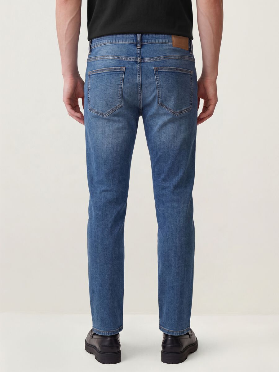 Jeans azuis slim fit em algod&atilde;o el&aacute;stico_2