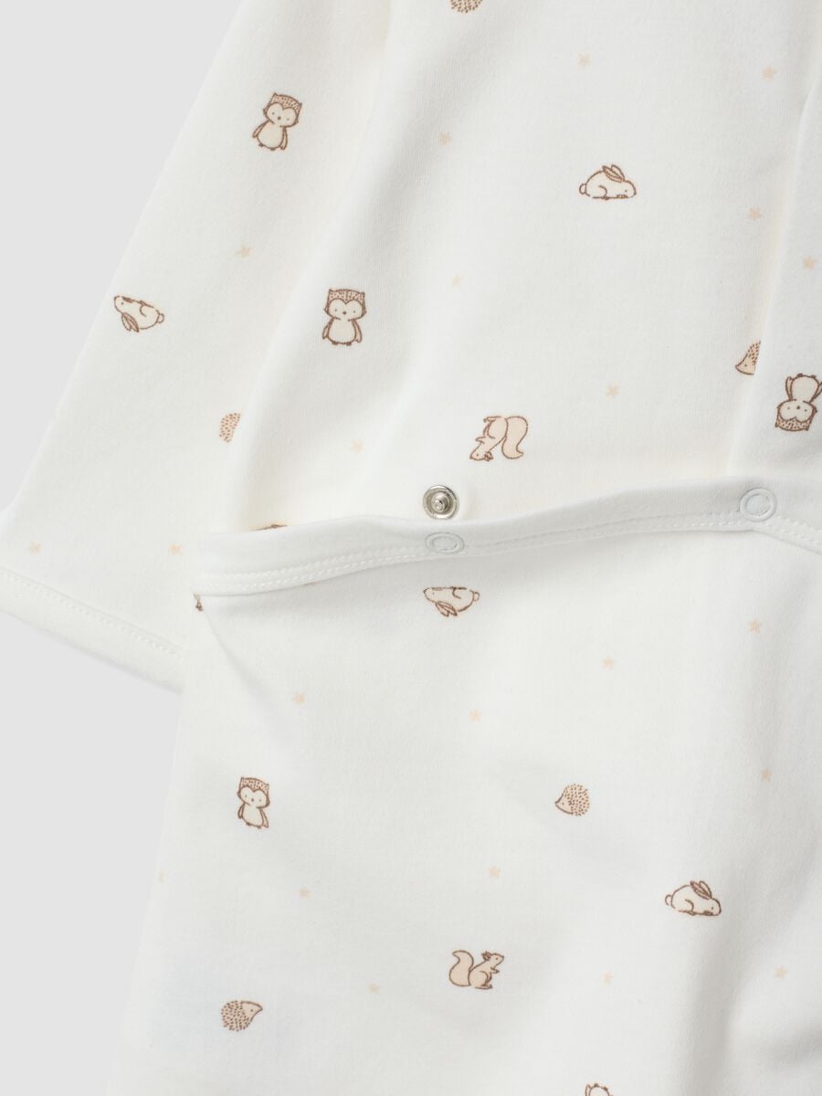 2-pack of white and beige printed organic cotton sleepsuits_2